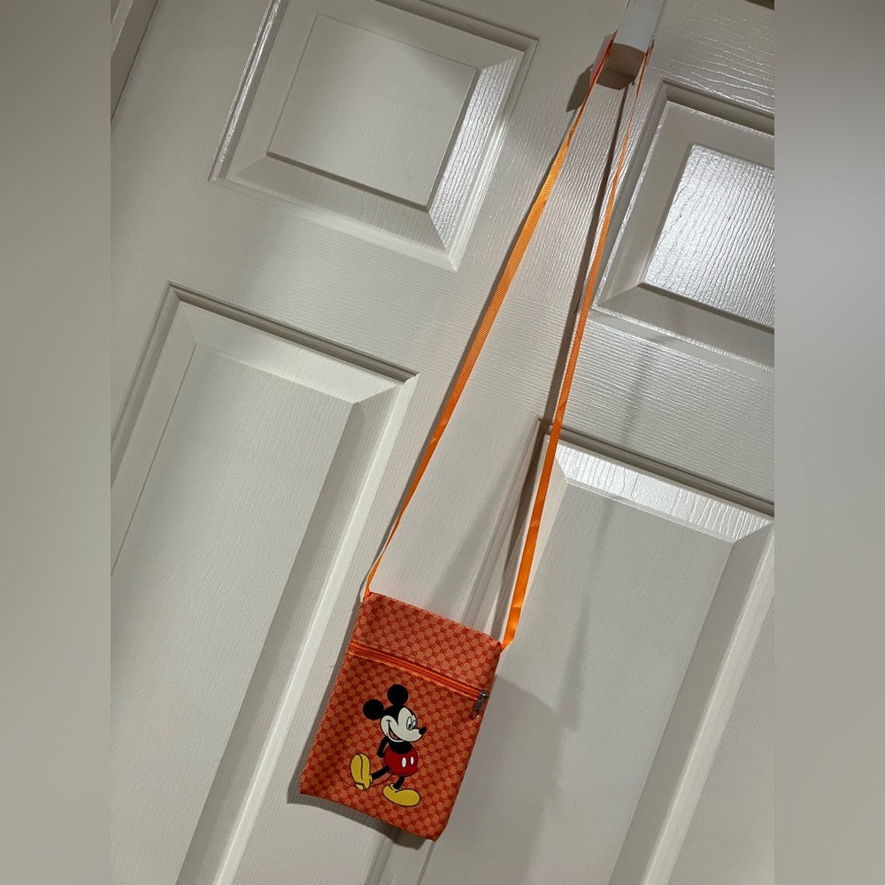 🧨Mickey Mouse small Crossbody bag NWOT